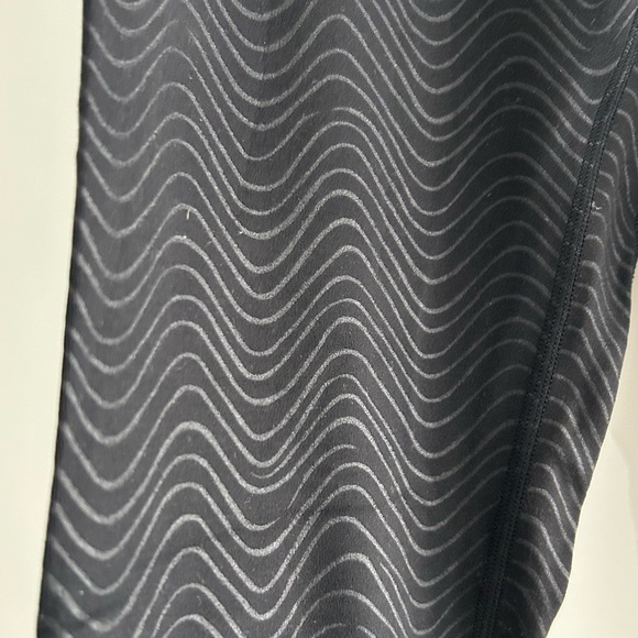 Lululemon black wave patters leggings size 8 - Picture 2 of 4